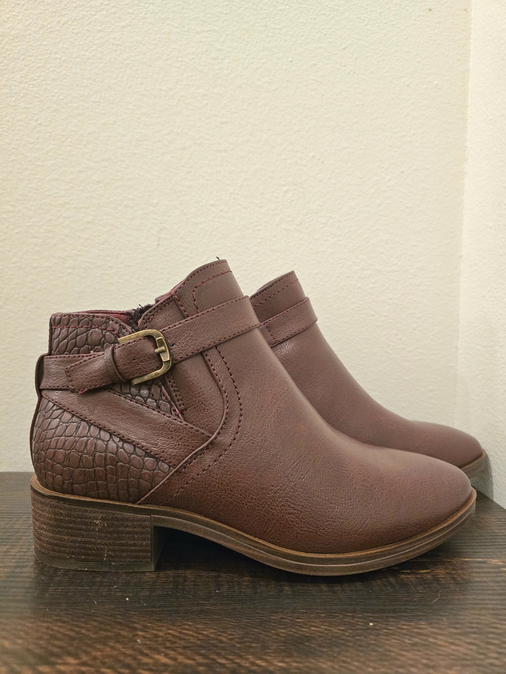 Baretraps Maci Brown Croc Embossed Western Buckle Ankle Boots Women 6.5M